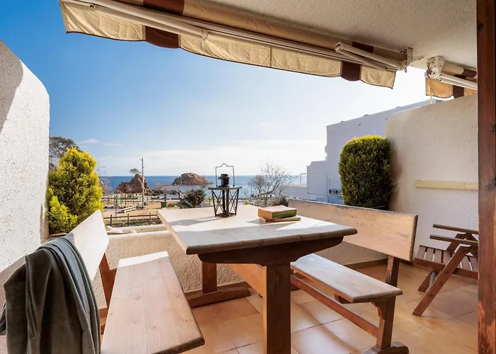 Apartment Lets Holidays Garden House In Front Of The Tossa de Mar